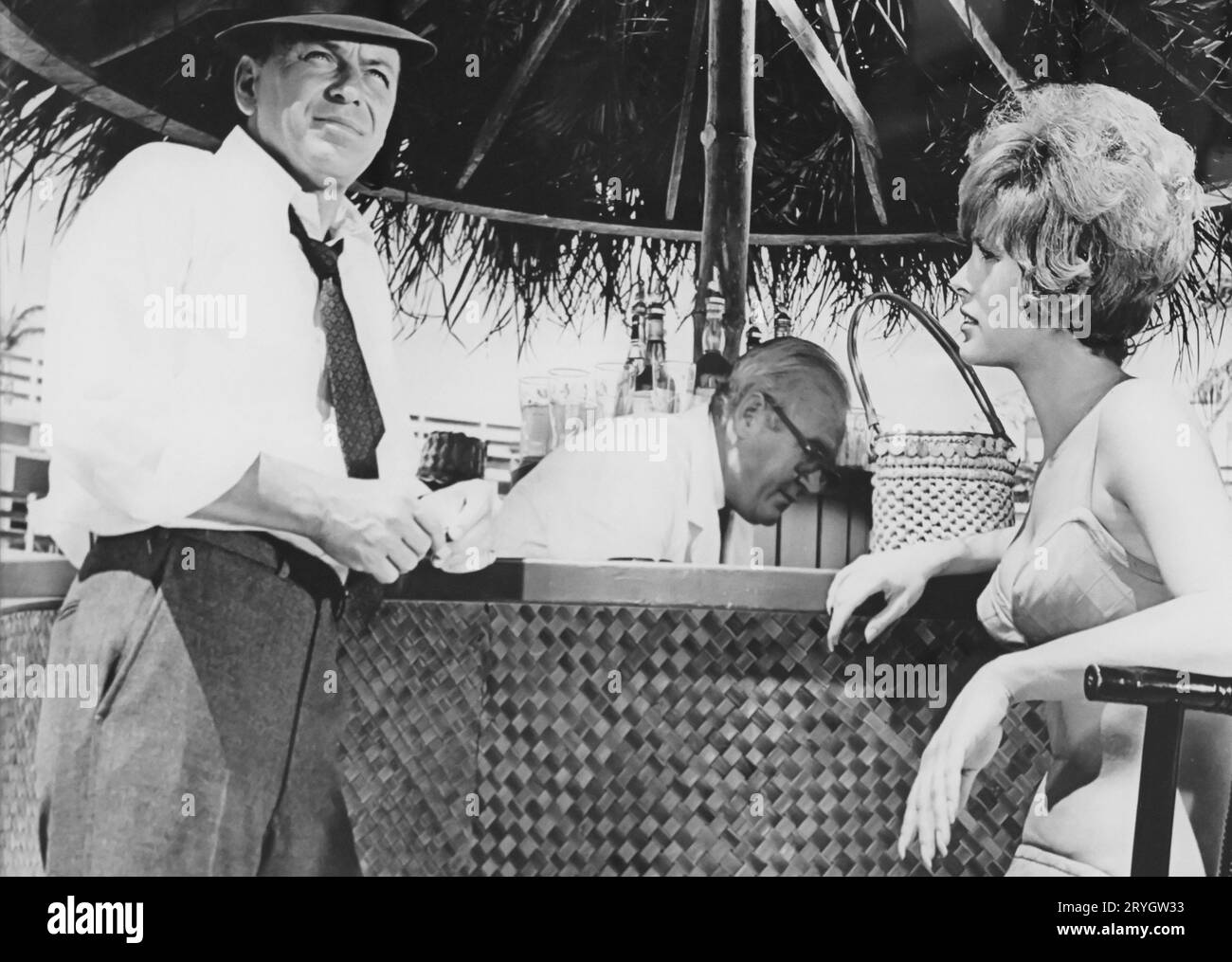 ÉTATS-UNIS. FLORIDE. MIAMI. PHOTO EN NOIR ET BLANC DE FRANK SINATRA LORS D'UN TOURNAGE À L'HÔTEL FONTAINEBLEAU. Banque D'Images