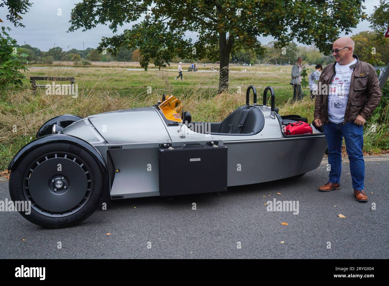 Wimbledon Londres Royaume-Uni. 1 octobre 2023. Les propriétaires d'un Morgan Super 3 trois roues sur Wimbledon Common. Les amateurs de voitures de collection se réunissent tous les premiers dimanches du mois sur Wimbledon Common pour exposer leurs voitures de collection et discuter avec d'autres passionnés. Crédit amer ghazzal/Alamy Live News Banque D'Images