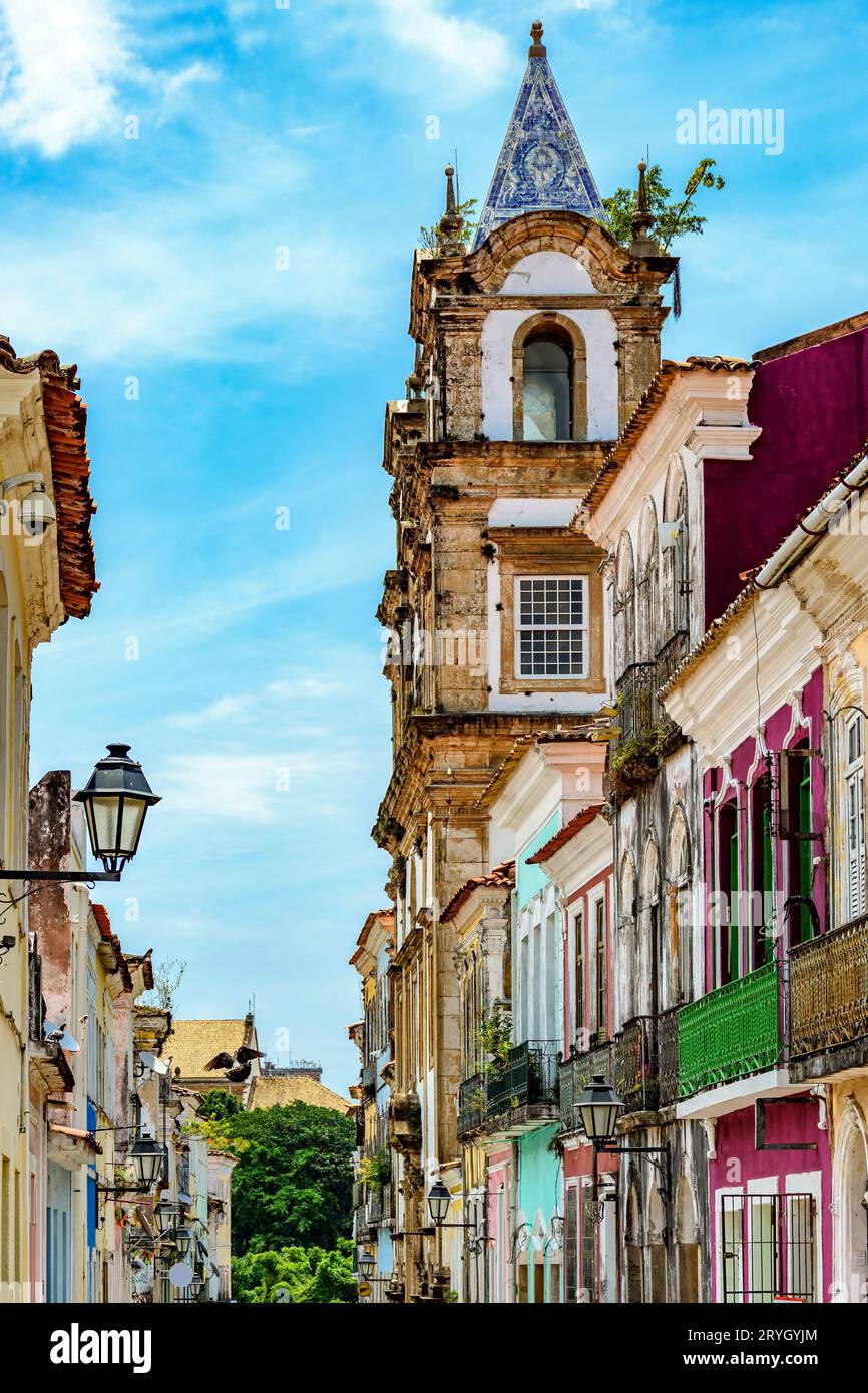 Tour de l'église baroque et vieilles maisons dans le quartier de Pelourinho Banque D'Images