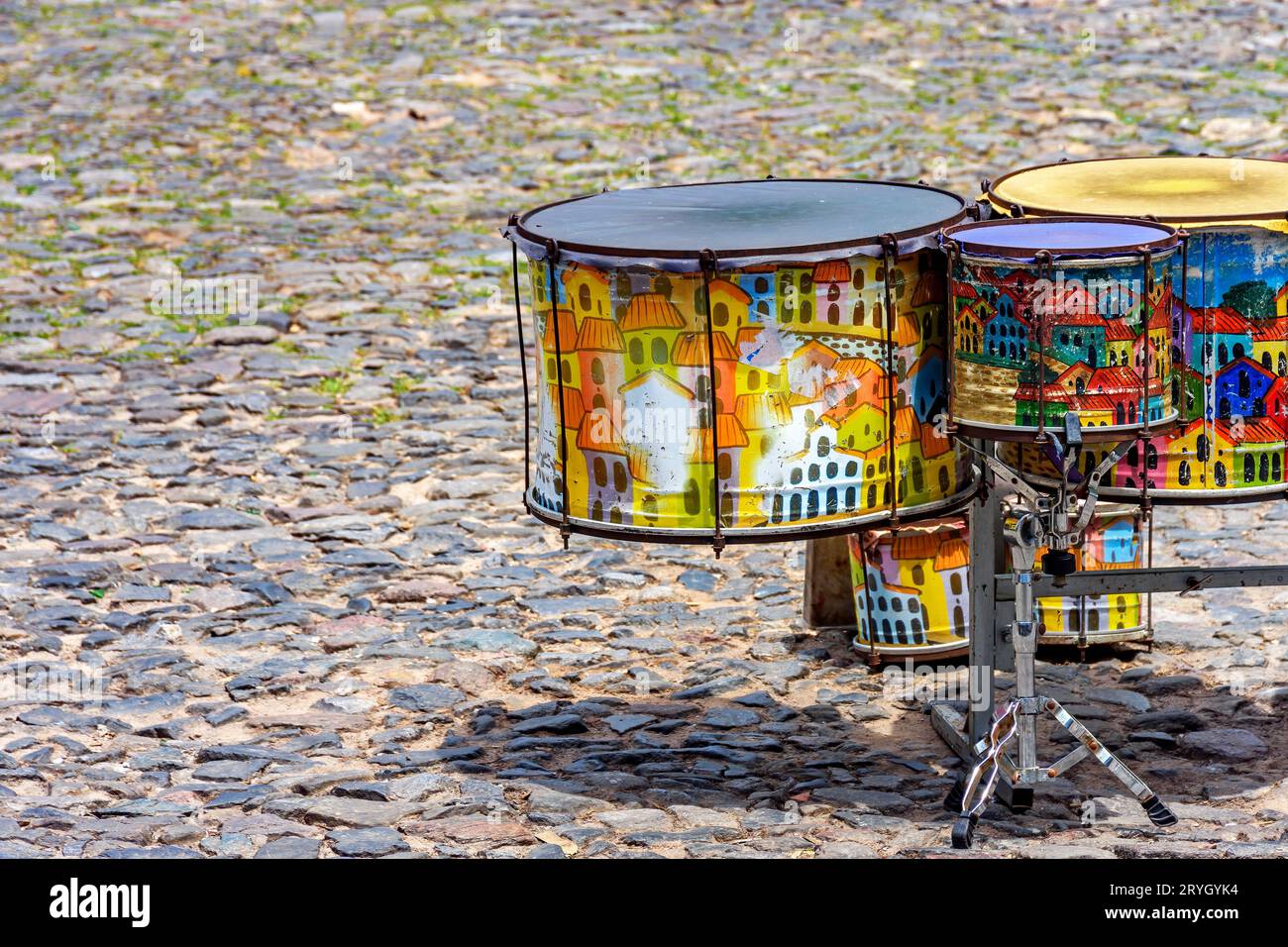 Tambours sur les pavés des pentes du Pelourinho Banque D'Images