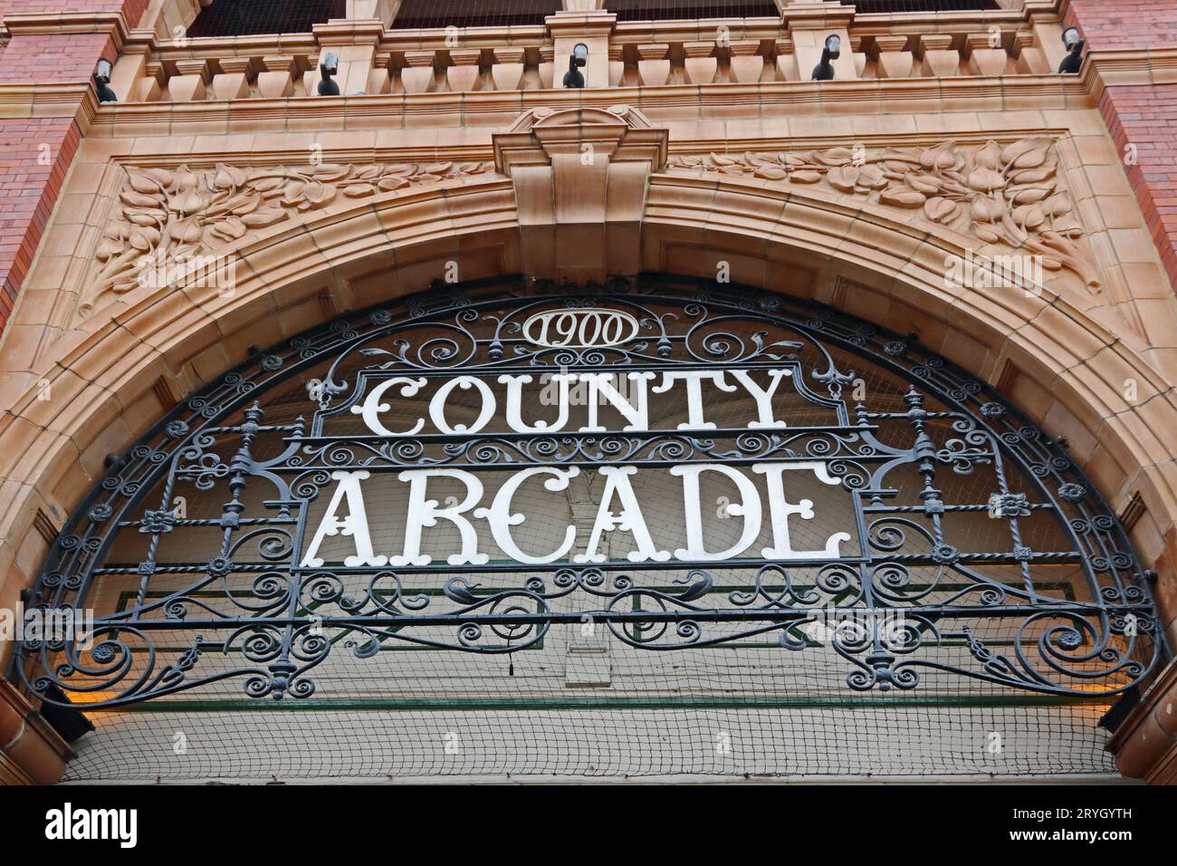 Signez au-dessus de l'entrée de County Arcade, Leeds Banque D'Images