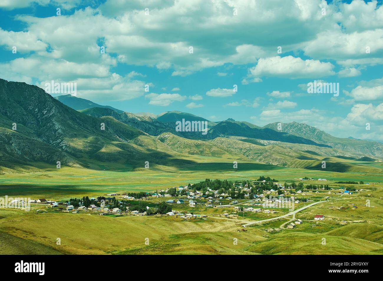 Plateau montagneux, route vers Kazarman, district de la région de Jalal-Abad à l'ouest du Kirghizistan Banque D'Images