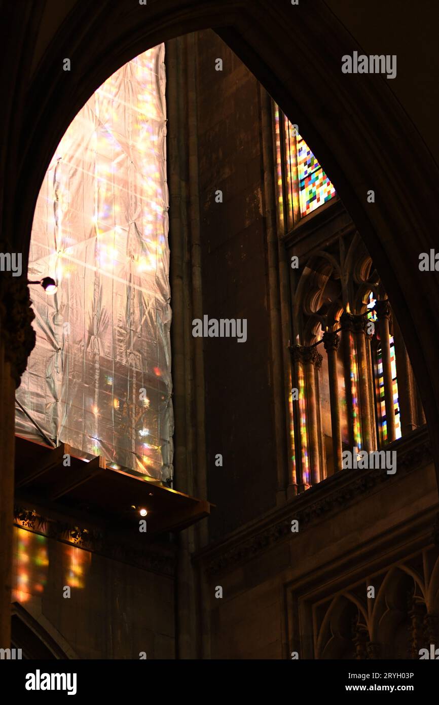 Des ragoûts et des chemins de fer dans la cathédrale de cologne en Allemagne Banque D'Images