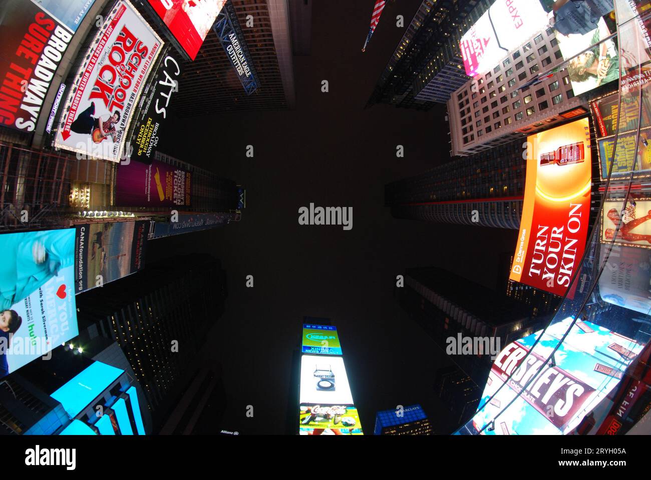 Photo à angle bas des panneaux d'affichage et des panneaux au néon sur les gratte-ciels dans le Times Square à New York la nuit Banque D'Images