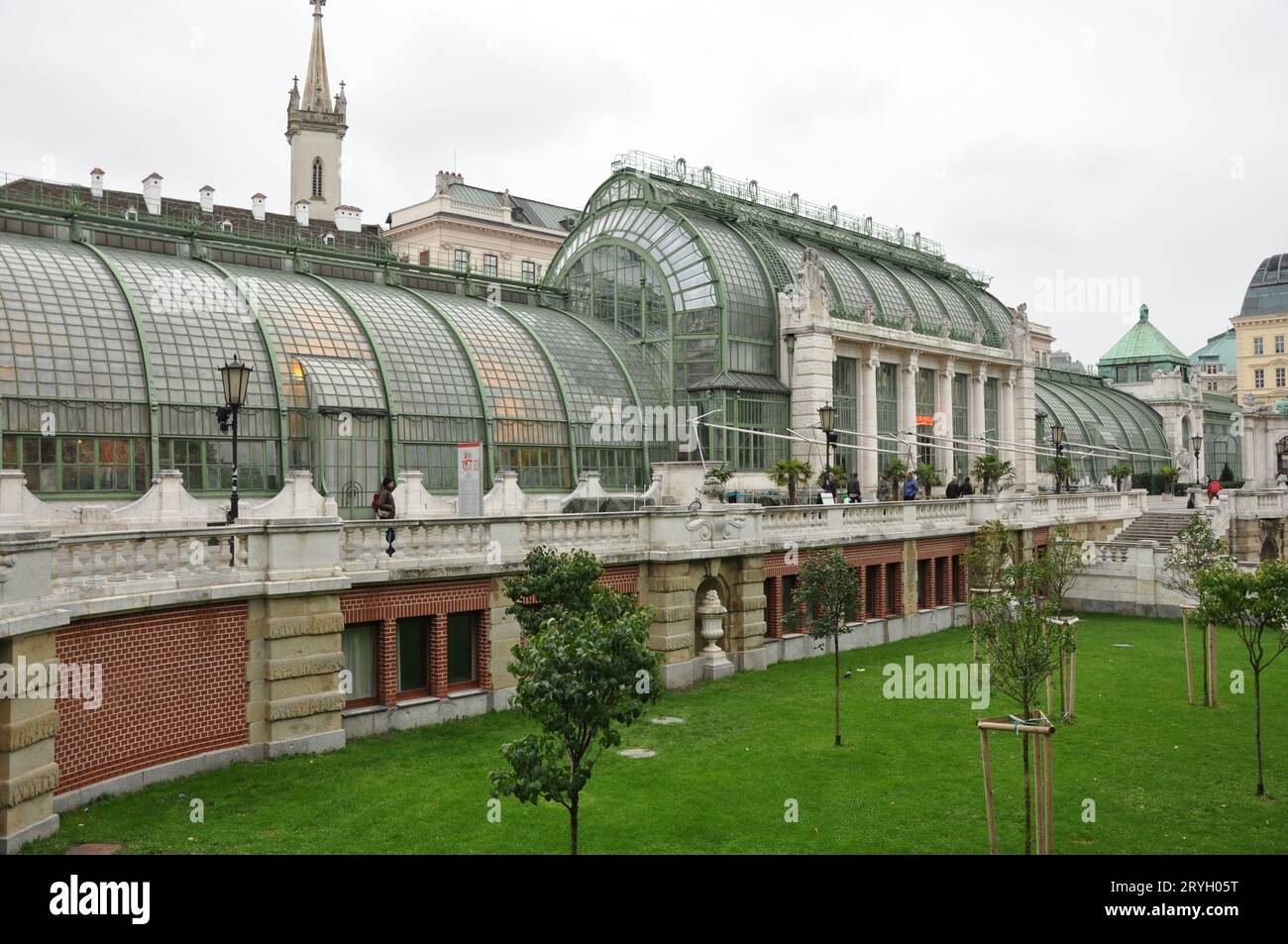 Bâtiment moderne en verre imposant de l'Orangerie à Vienne, Autriche Banque D'Images