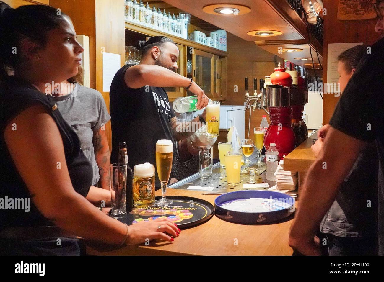 Viel gezapft und getrunken wurde im Hessischen Hof zur Kerb - Nauheim 30.09.2023 : Kerb *** beaucoup tapé et ivre était dans le Hessischer Hof au Kerb Nauheim 30 09 2023 Kerb crédit : Imago/Alamy Live News Banque D'Images