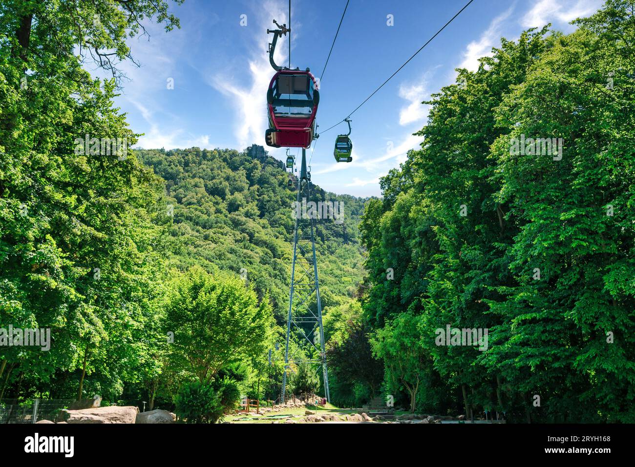 Une vue de Thale à l'Hexentanzplatz dans les montagnes du Harz avec le téléphérique Banque D'Images