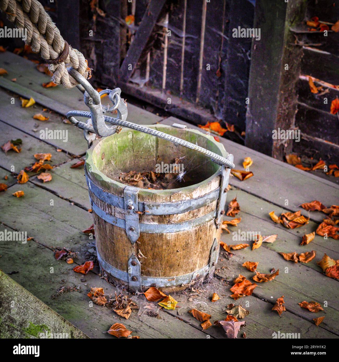 Vue d'un seau vide depuis un puits sec Banque D'Images