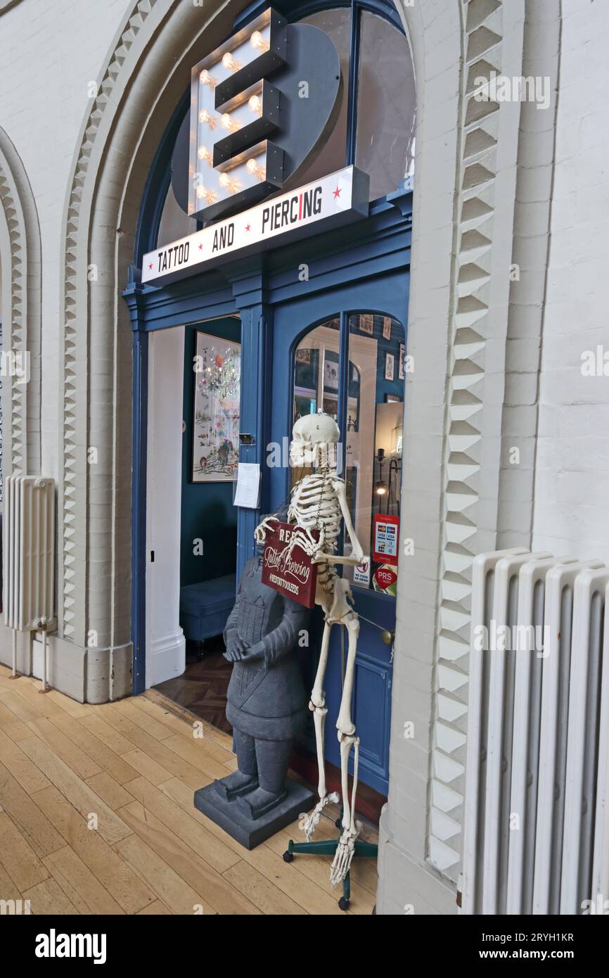 Façade du Red Tattoo Parlour à Corn Exchange, Leeds Banque D'Images