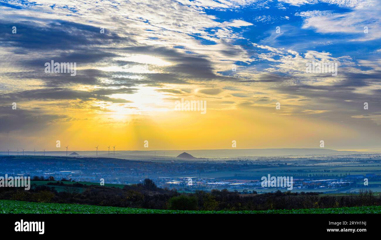 Une vue de la ville de Sangerhausen dans le brouillard Banque D'Images