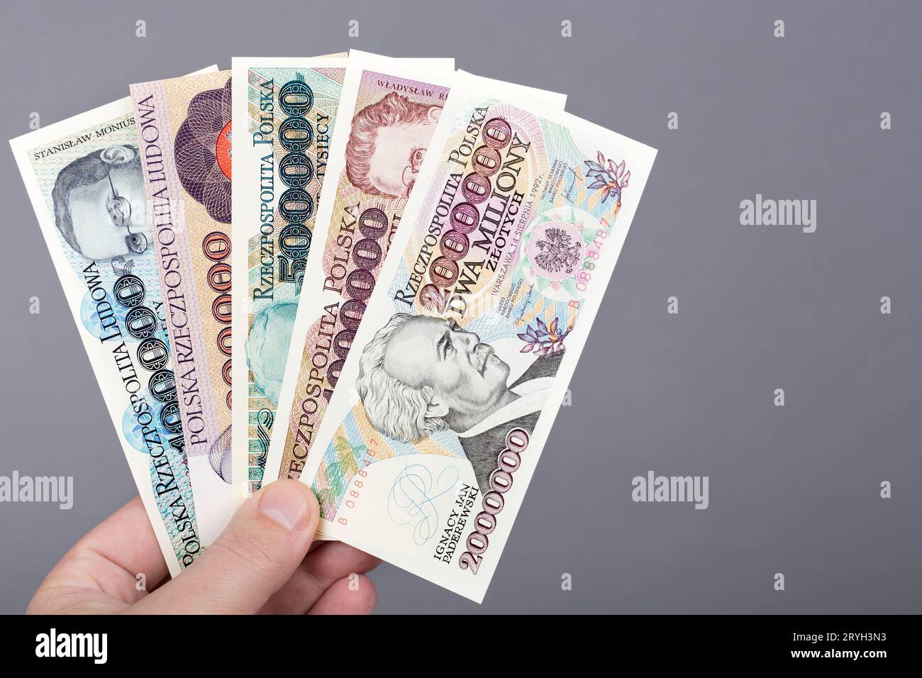 Vieux Zloty polonais dans la main sur un fond gris Banque D'Images