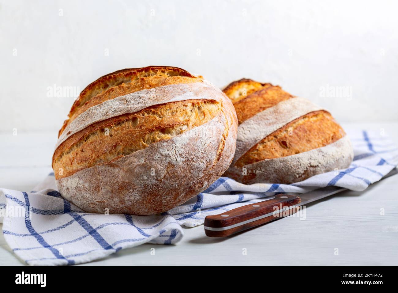 Pain de blé fraîchement cuit maison. Banque D'Images