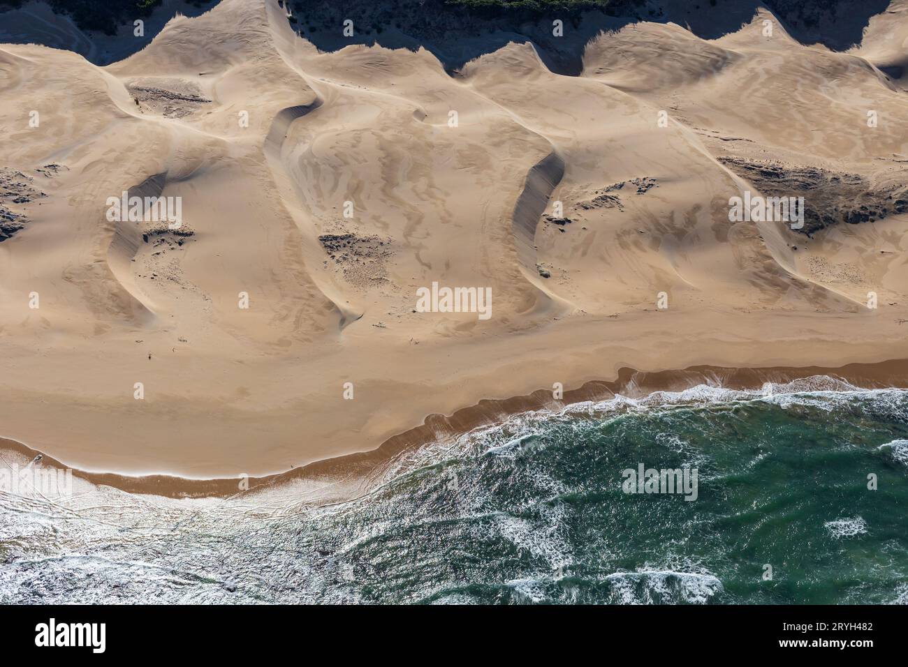Photo aérienne abstraite d'une étendue de plage dans la province du Cap oriental en Afrique du Sud. Banque D'Images