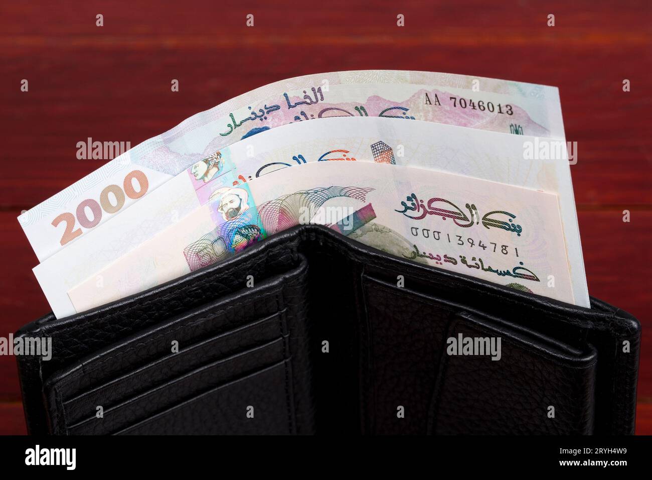 Dinar algérien dans le portefeuille noir Banque D'Images