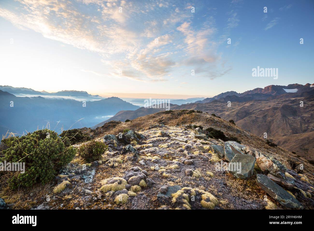 Beau paysage de montagnes dans les Andes (ou les Cordillères du Sud) au Pérou Banque D'Images