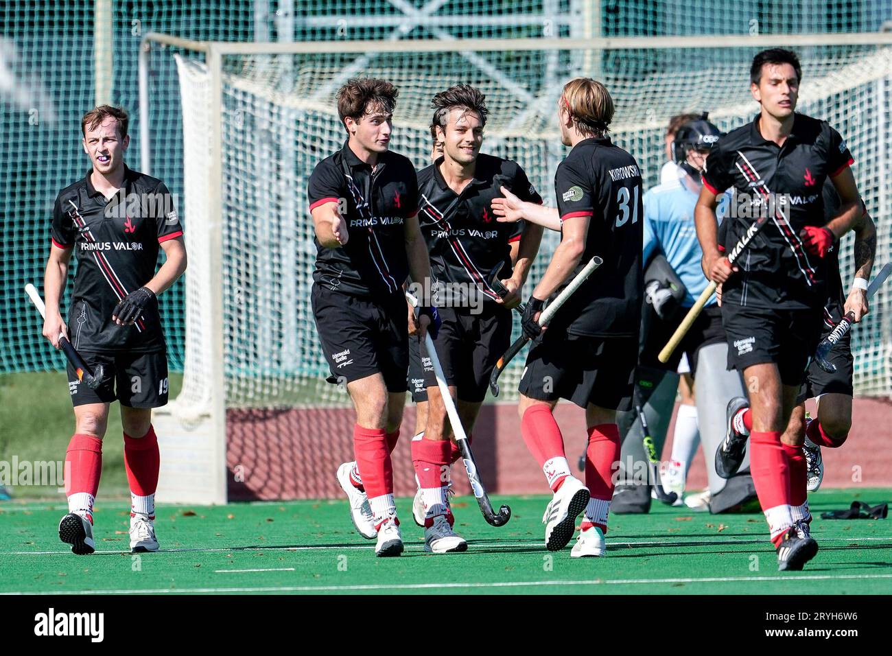 Mannheim, Deutschland. 01 octobre 2023. v. li. : Luca Großmann (Grossmann, TSVMH, 19), Torschütze Jakob Brilla (TSVMH, 50), Samuel Holzhauser (TSVMH, 7), Jacek Kurowski (TSVMH, 31), Lukas Pfaff (TSVMH, 12), Spieler vom TSV Mannheim Hockey, jubeln über das Tor zum 2:1, Jubel, Torjubel, Torerfolg, célébrer le but, but, célébration, Jubel ueber das Tor, optimistisch, Spielszene, Highlight, action, Aktion, 01.10.2023, Mannheim (Deutschland), Hockey, 1. Bundesliga, Herren, TSV Mannheim - SC Frankfurt 1880 crédit : dpa/Alamy Live News Banque D'Images