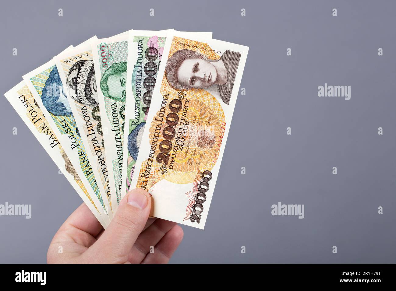 Vieux Zloty polonais dans la main sur un fond gris Banque D'Images