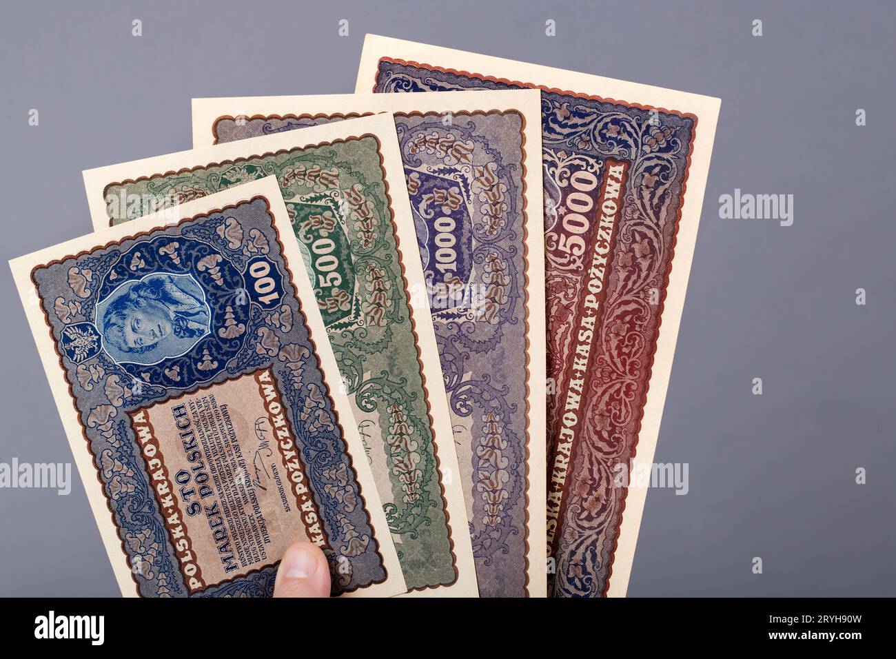 Vieille marque polonaise dans la main sur un fond gris Banque D'Images