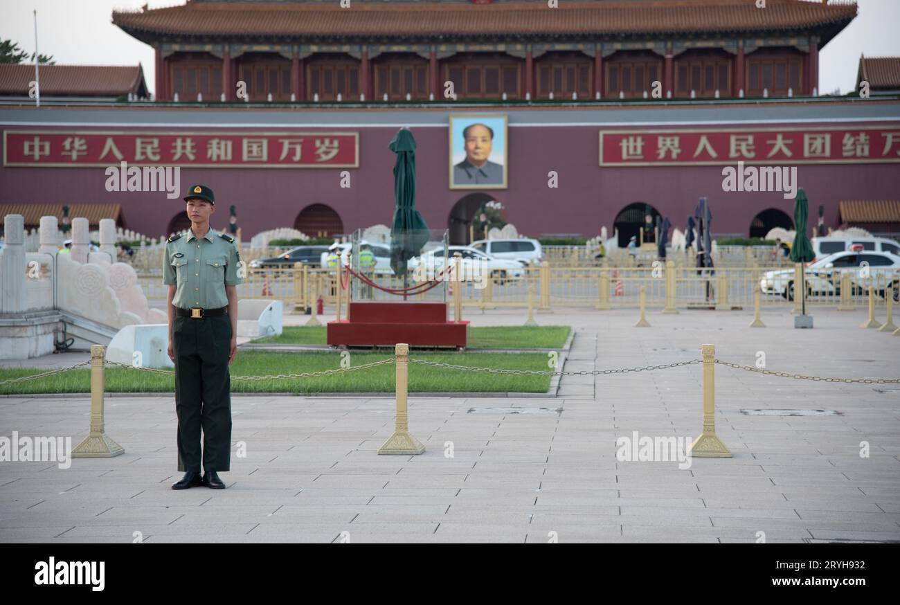 Garde de sécurité à l'entrée de la célèbre cité du palais interdit avec le portrait du président Mao Zedong à Beijing, en Chine. Banque D'Images