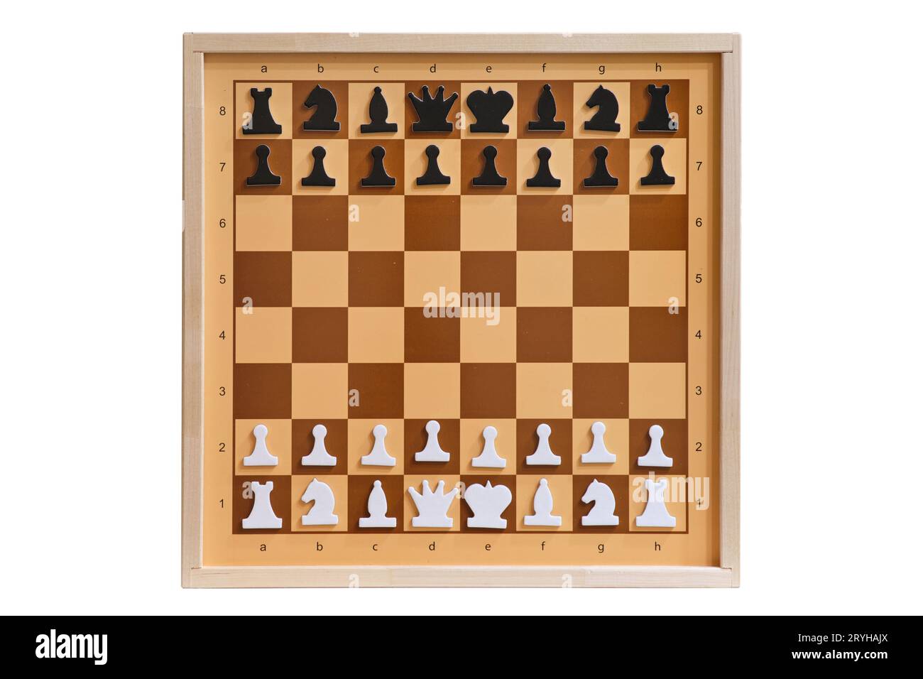 Placement des pièces d'échecs dans la position de départ sur l'échiquier de démonstration. Position des échecs, isolée sur fond blanc Banque D'Images