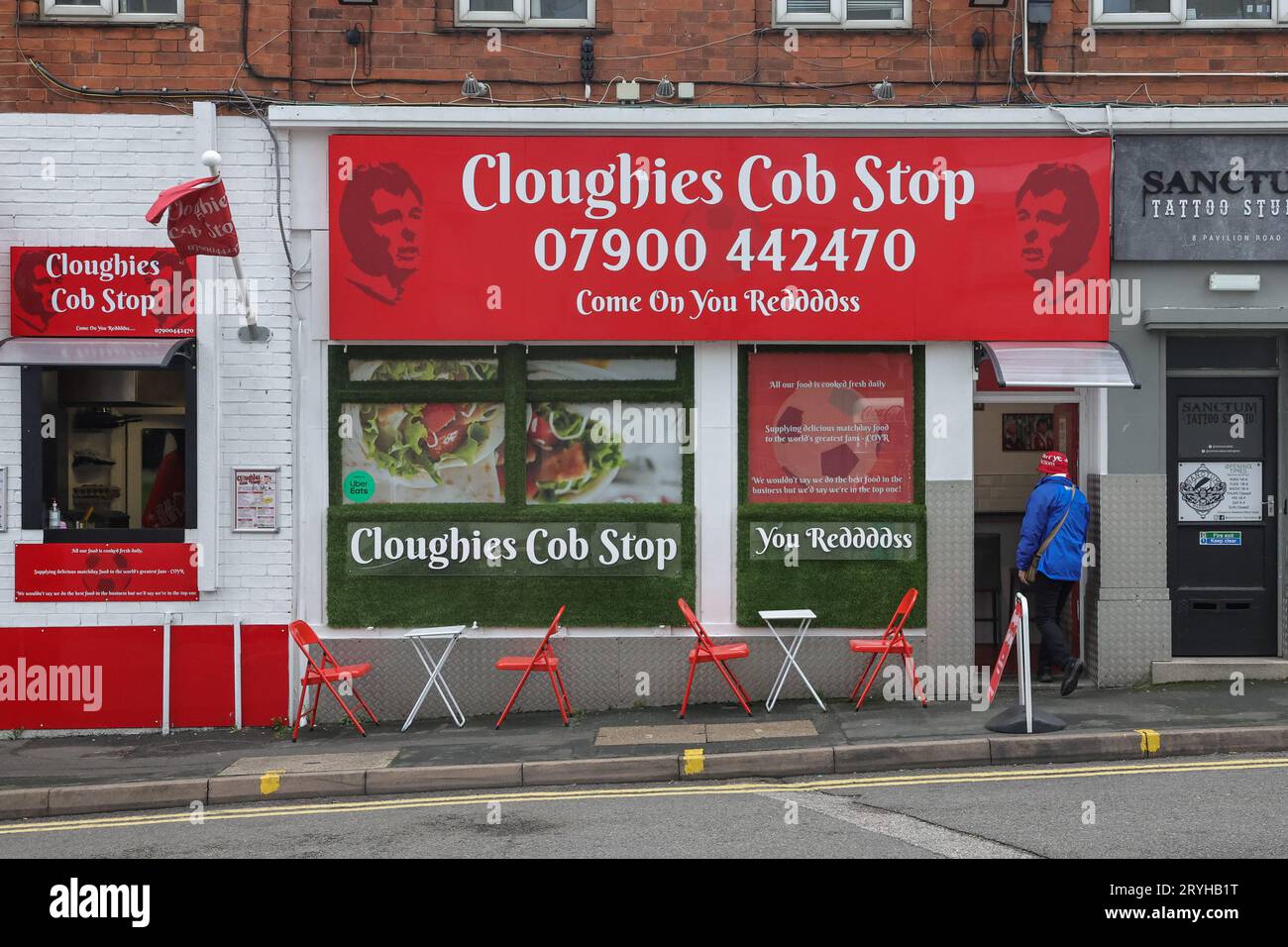 Nottingham, Royaume-Uni. 01 octobre 2023. Un fan entre dans Cloughies Cob Stop avant le match de Premier League Nottingham Forest vs Brentford à City Ground, Nottingham, Royaume-Uni, le 1 octobre 2023 (photo de Mark Cosgrove/News Images) à Nottingham, Royaume-Uni le 10/1/2023. (Photo de Mark Cosgrove/News Images/Sipa USA) crédit : SIPA USA/Alamy Live News Banque D'Images
