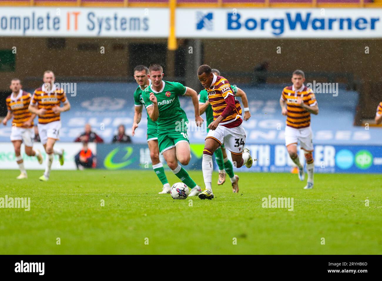 Stade de l'Université de Bradford, Bradford, Angleterre - 30 septembre 2023 Rayhaan Tulloch (34) de Bradford City court avec le ballon - pendant le match Bradford City contre Walsall, Sky Bet League Two, 2023/24, stade de l'Université de Bradford, Bradford, Angleterre - 30 septembre 2023 crédit : Mathew Marsden/WhiteRosePhotos/Alamy Live News Banque D'Images