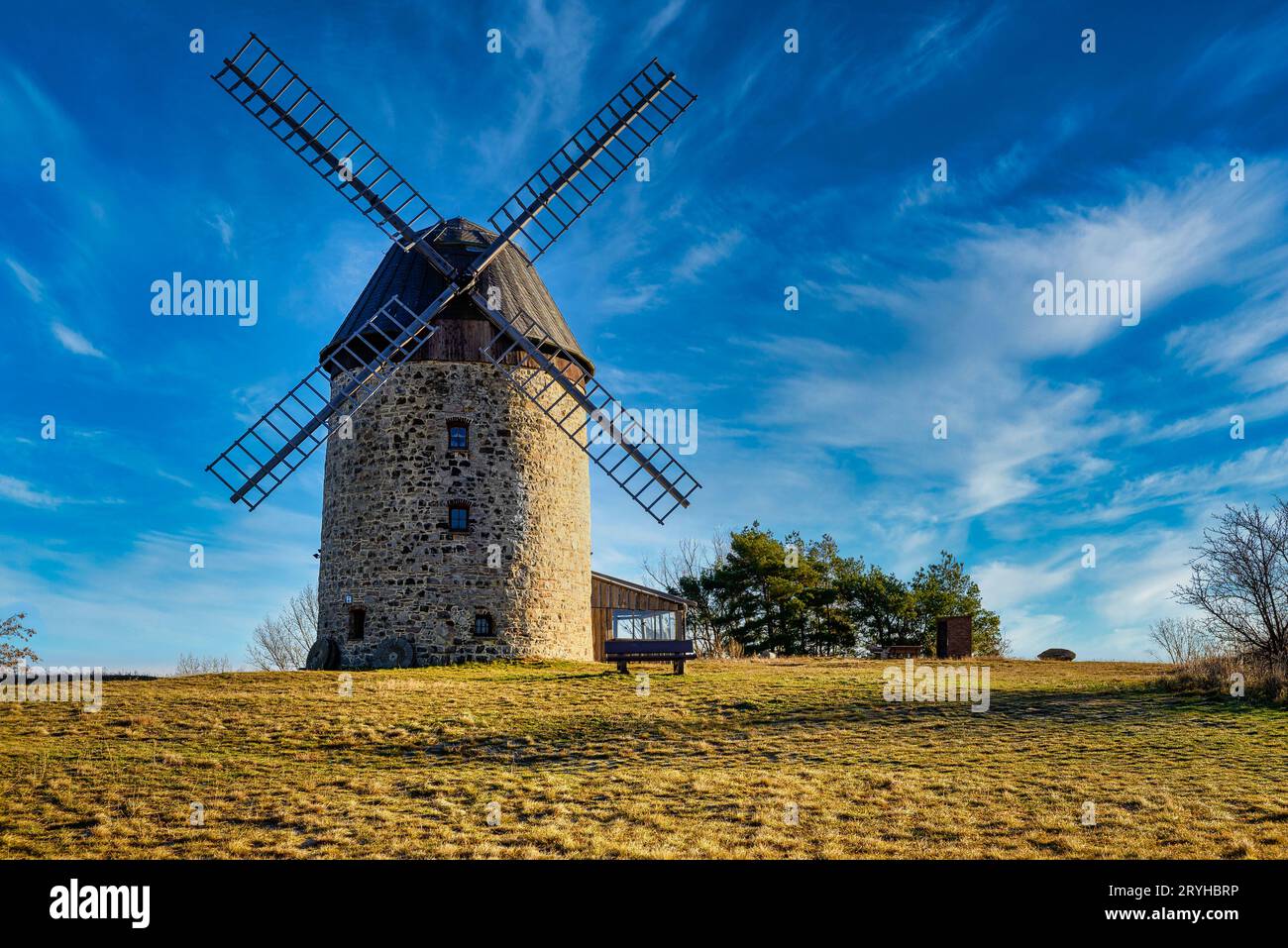 Moulin dans le champ dans la journée. Banque D'Images