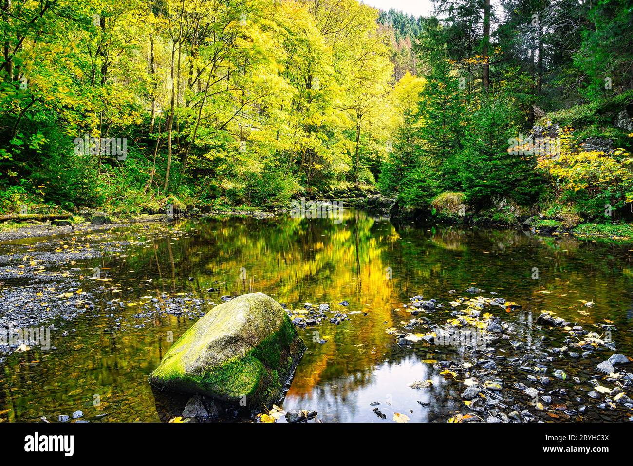 Rivière Oker et île engagement dans les montagnes Harz ; grandes pierres dans le lit de la rivière Banque D'Images