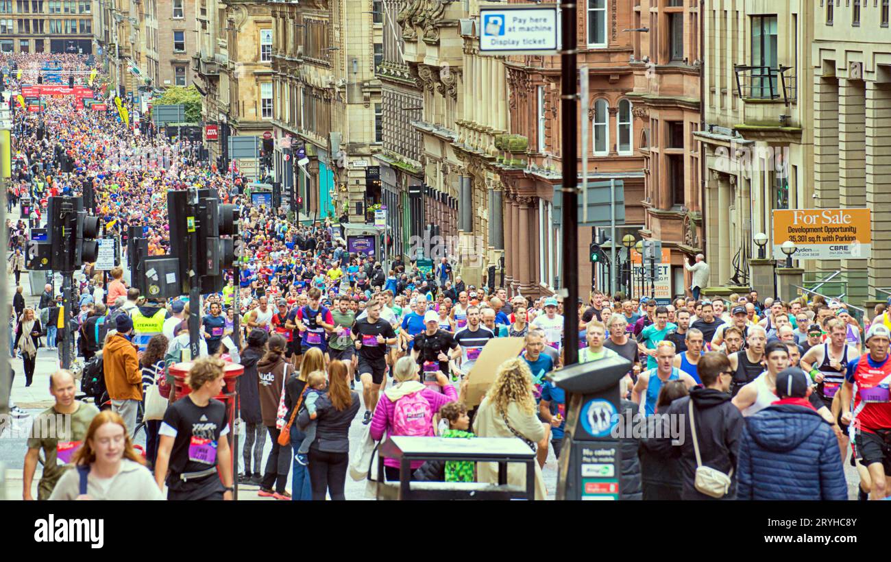 Glasgow, Écosse, Royaume-Uni. 1 octobre 2023. Great Scottish Run part de George Square avec une foule nombreuse et un grand nombre de participants. Crédit Gerard Ferry/Alamy Live News Banque D'Images