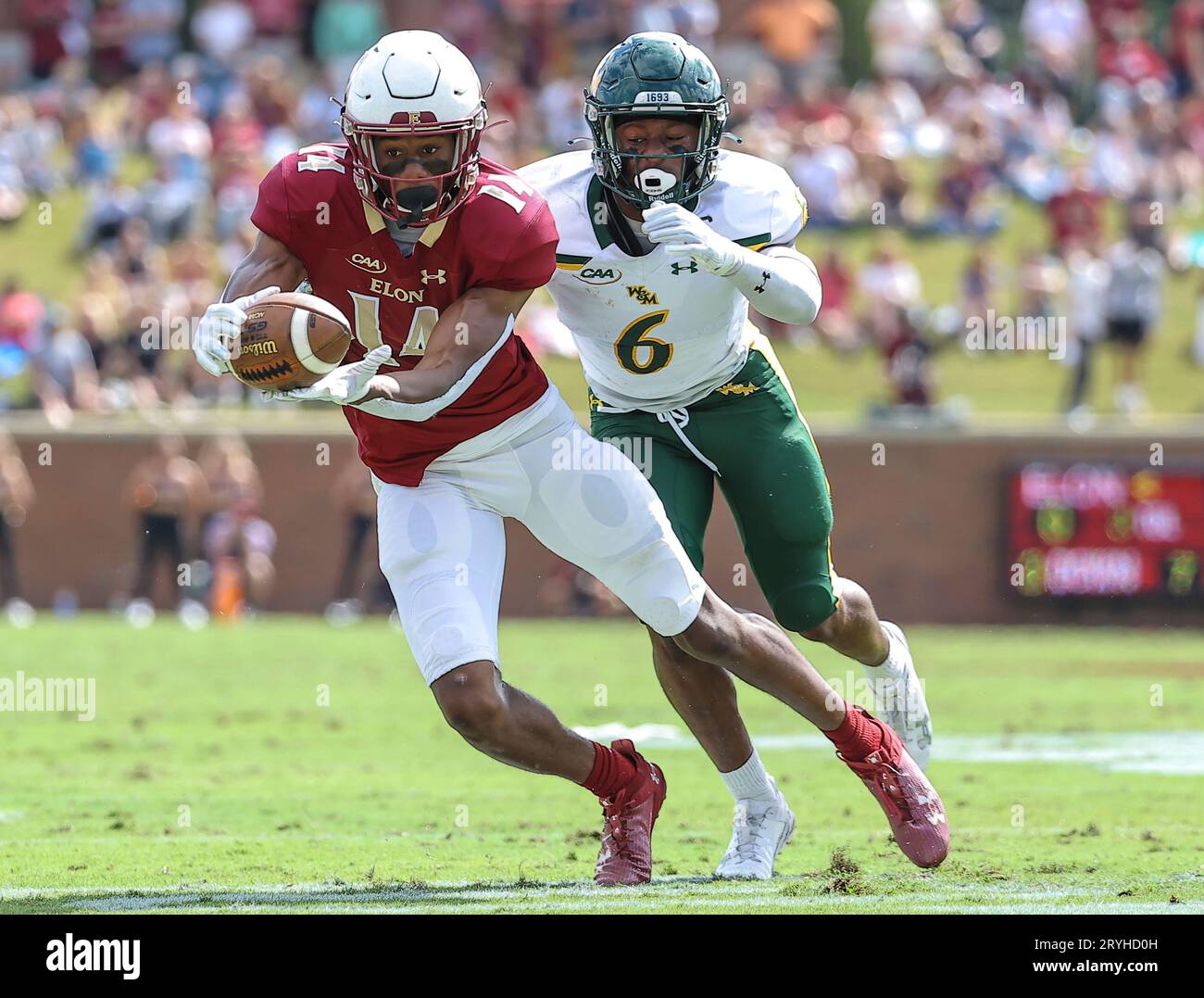 30 septembre 2023 : Onuma Dieke (14), junior de l'Université Elon, se fait attraper par Ryan Poole (6), le défenseur de William & Mary University Sr. Match de football NCAA entre l'Université William Mary et l'Université Elon, au Rhodes Stadium, Elon, Caroline du Nord. David Beach/CSM Banque D'Images