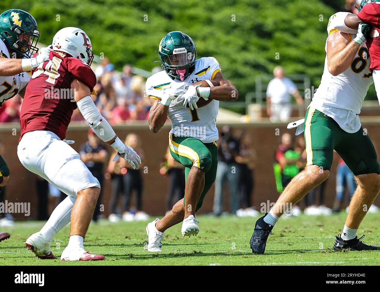 30 septembre 2023 : William & Mary University Jr Malachi Imoh (1) court avec le ballon contre Elon University. Match de football NCAA entre l'Université William Mary et l'Université Elon, au Rhodes Stadium, Elon, Caroline du Nord. David Beach/CSM Banque D'Images