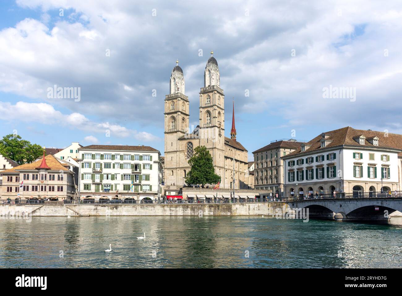 Église de Grossmünster de l'autre côté de la Limmat, Altstadt (vieille ville), ville de Zürich, Zürich, Suisse Banque D'Images