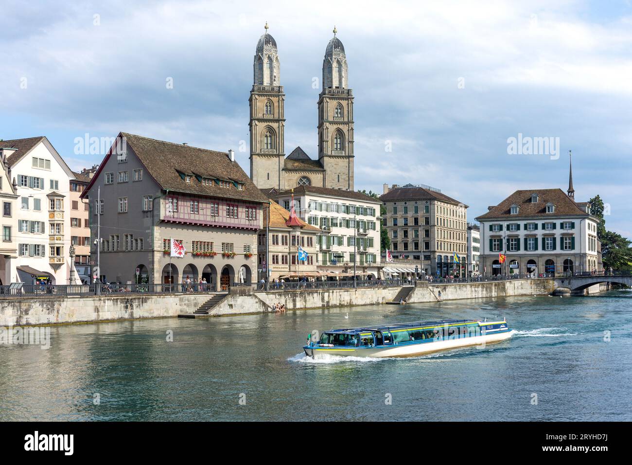 Église de Grossmünster et bateau de croisière sur la rivière Limmat, Pont de Grossmünster, Altstadt (vieille ville), ville de Zürich, Zürich, Suisse Banque D'Images