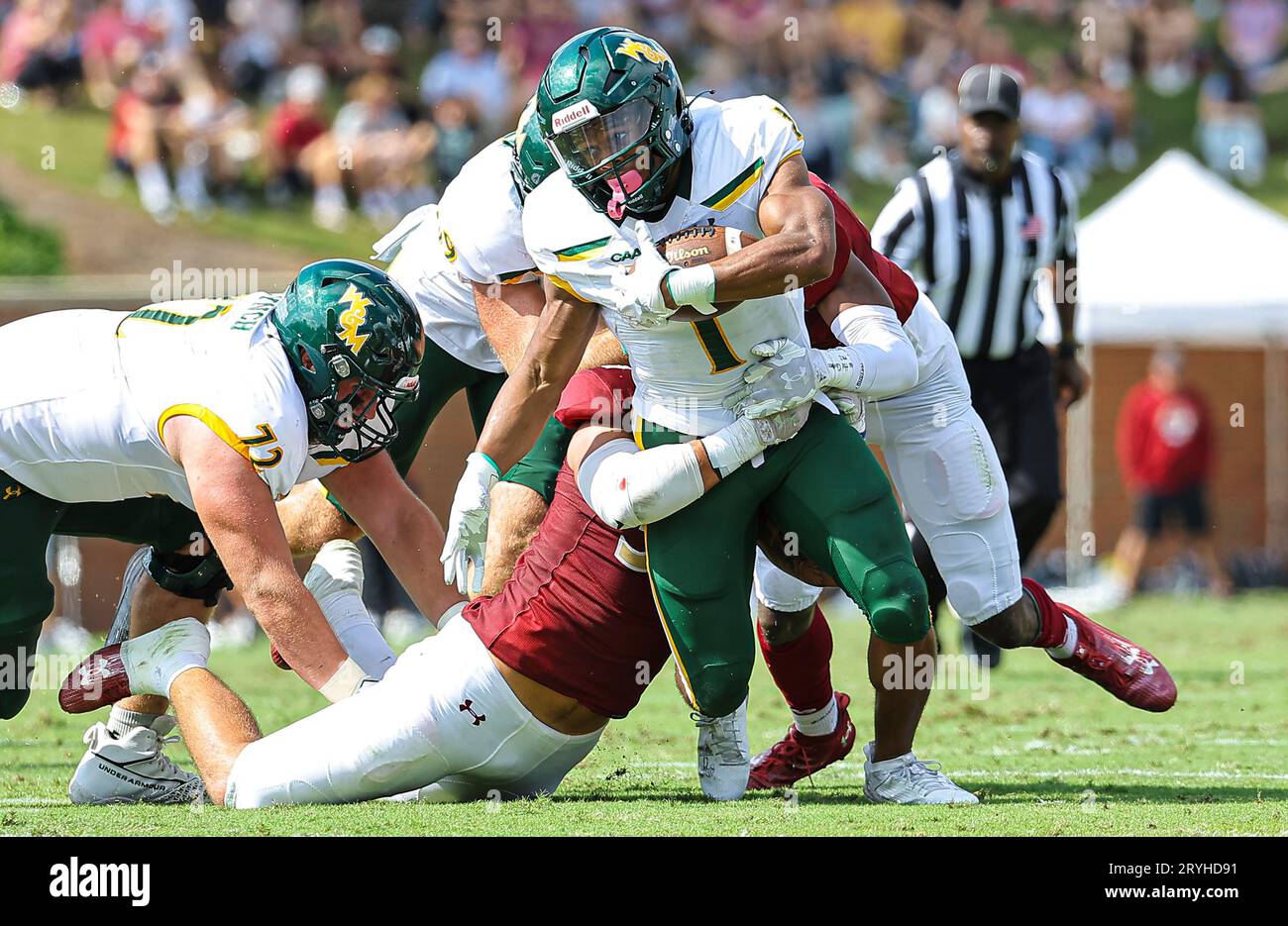 30 septembre 2023 : William & Mary University junior Malachi Imoh (1 ans) affronte Elon University. Match de football NCAA entre l'Université William Mary et l'Université Elon, au Rhodes Stadium, Elon, Caroline du Nord. David Beach/CSM (image de crédit : © David Beach/Cal Sport Media) Banque D'Images
