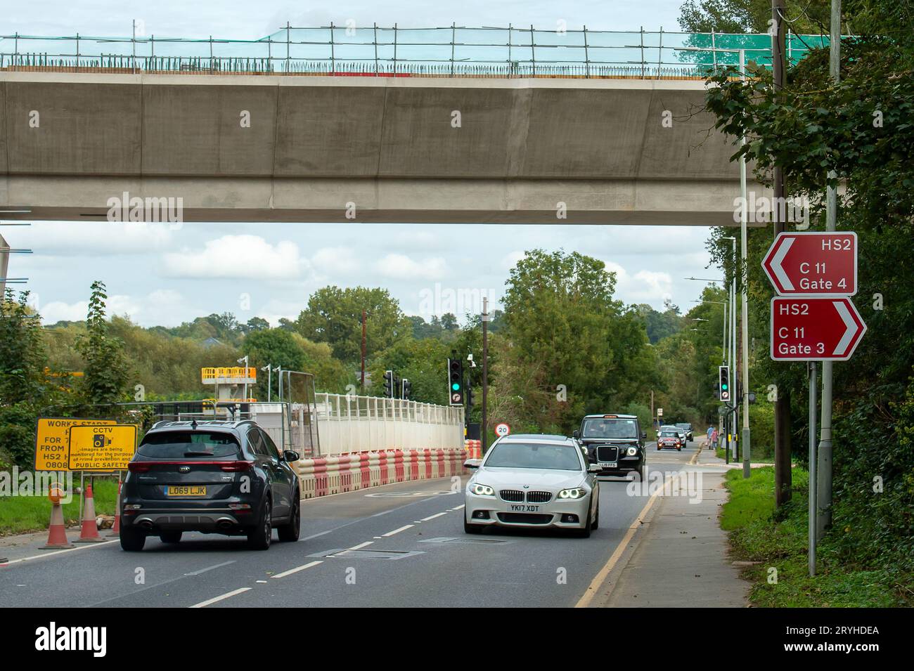 Harefield, London Borough of Hillingdon, Royaume-Uni. 30 septembre 2023. Les voitures passent sous une partie du viaduc ferroviaire HS2 nouvellement construit. Les travaux de construction se poursuivent sur la phase 1 du train à grande vitesse HS2 à Harefield, dans le quartier londonien de Hillingdon. D'énormes piliers de viaduc sont en cours de construction sur un certain nombre de lacs à Harefield pour le chemin de fer HS2 Colne Valley Viaduct. Ces derniers jours, il y a eu beaucoup de spéculations sur le fait que le Premier ministre Rishi Sunak devrait annoncer l'annulation du HS2 High Speed Rail Northern Leg entre Birmingham et Manchester. Le travail a déjà été mothbal Banque D'Images