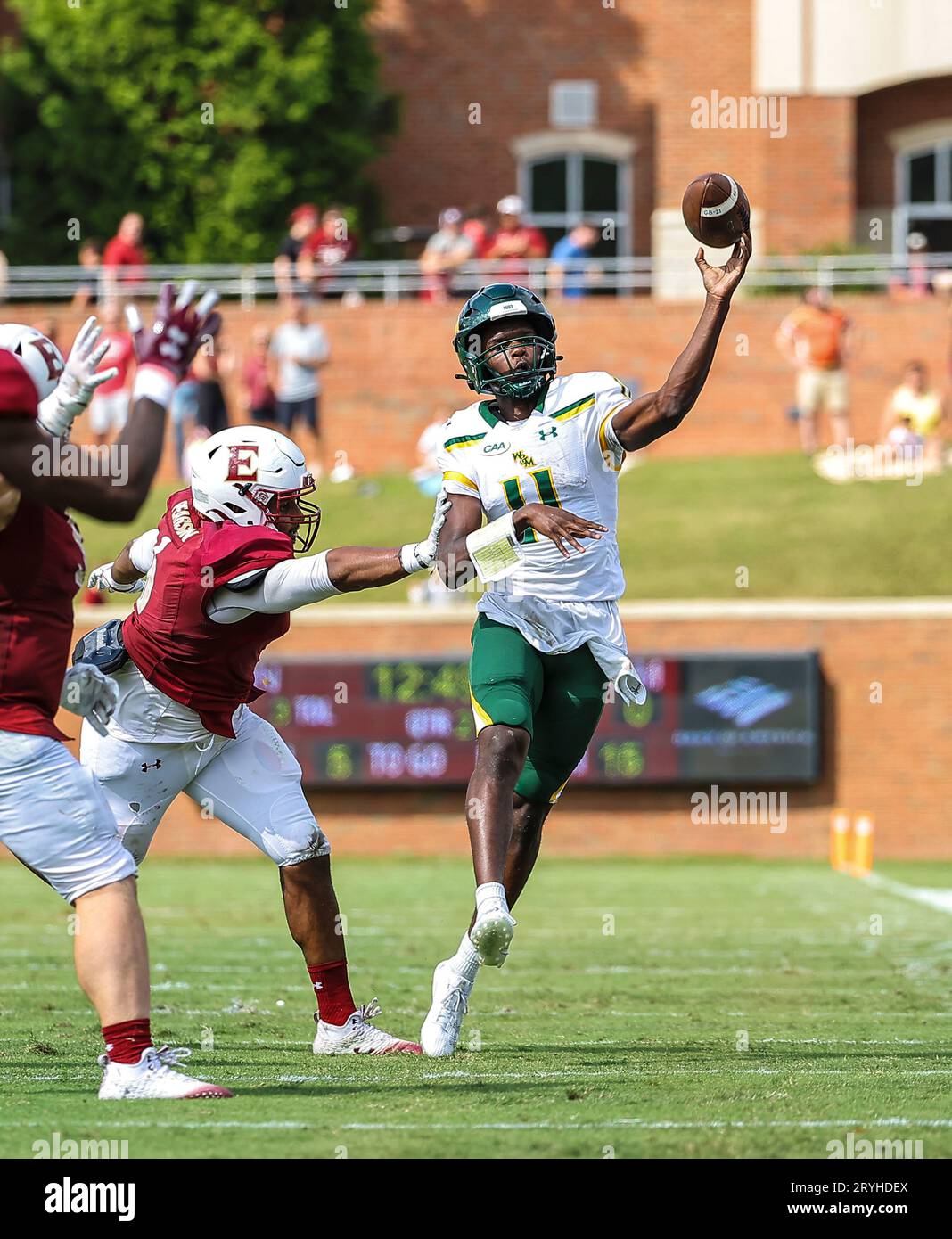 30 septembre 2023 : Darius Wilson (11), junior de l'Université William & Mary, passe le ballon en bas du terrain. Match de football NCAA entre l'Université William Mary et l'Université Elon, au Rhodes Stadium, Elon, Caroline du Nord. David Beach/CSM Banque D'Images
