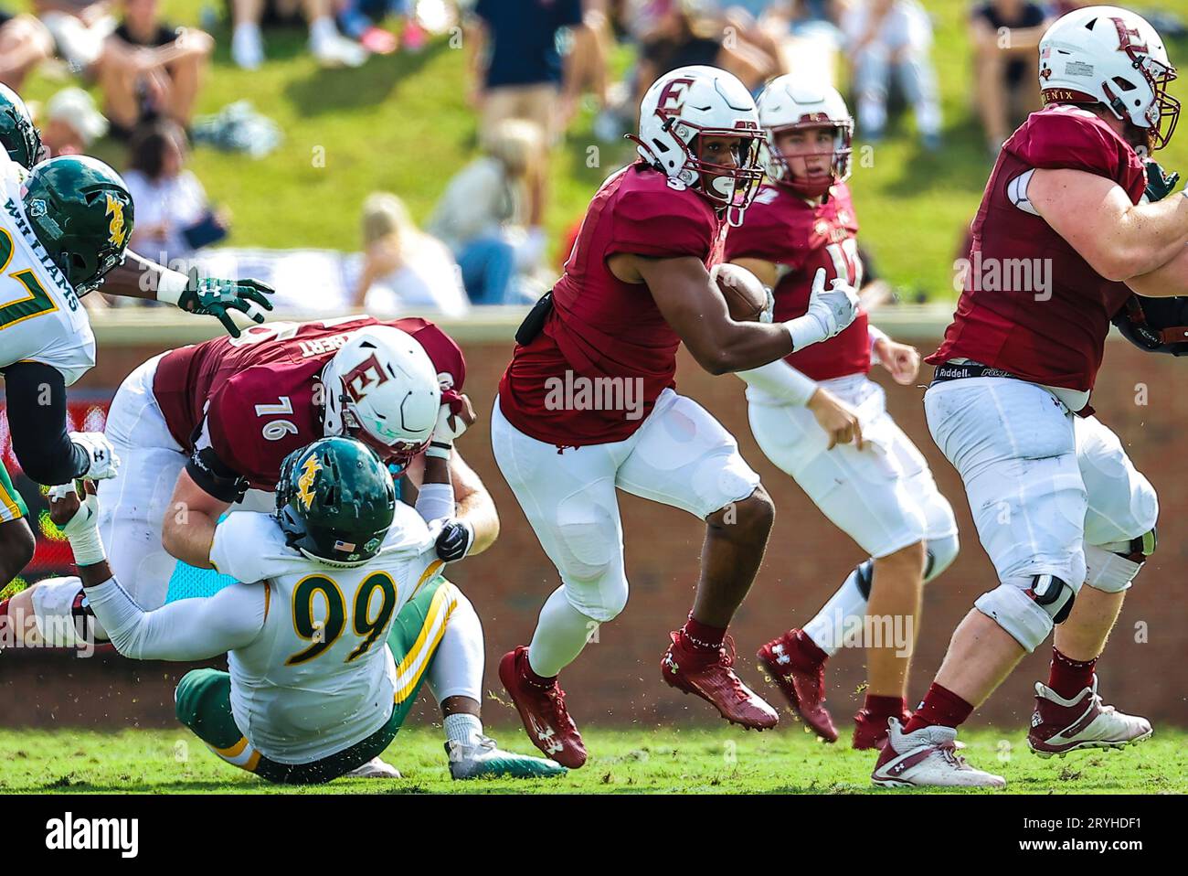 30 septembre 2023 : Wayne Dixie III (3), junior de l'Université Elon, court le ballon contre William & Mary. Match de football NCAA entre l'Université William Mary et l'Université Elon, au Rhodes Stadium, Elon, Caroline du Nord. David Beach/CSM (image de crédit : © David Beach/Cal Sport Media) Banque D'Images