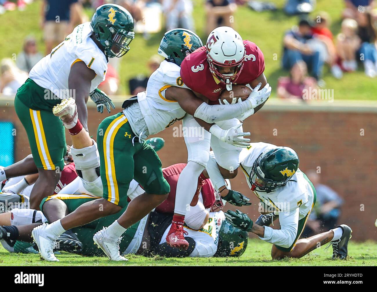 30 septembre 2023 : Wayne Dixie III (3), junior de l'Université Elon, est abordé par Ryan Poole (6), senior de l'Université William & Mary. Match de football NCAA entre l'Université William Mary et l'Université Elon, au Rhodes Stadium, Elon, Caroline du Nord. David Beach/CSM Banque D'Images