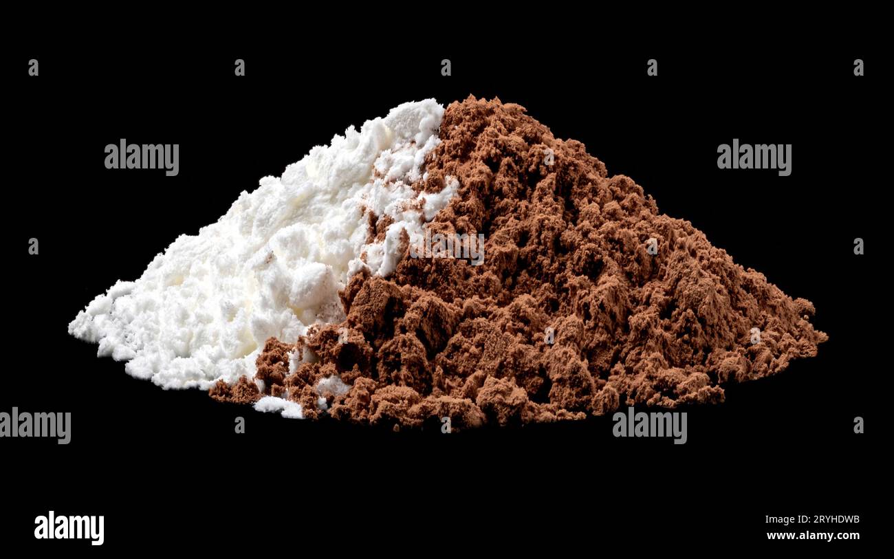Mélange de poudre de cacao et de sucre en poudre sur fond noir Banque D'Images