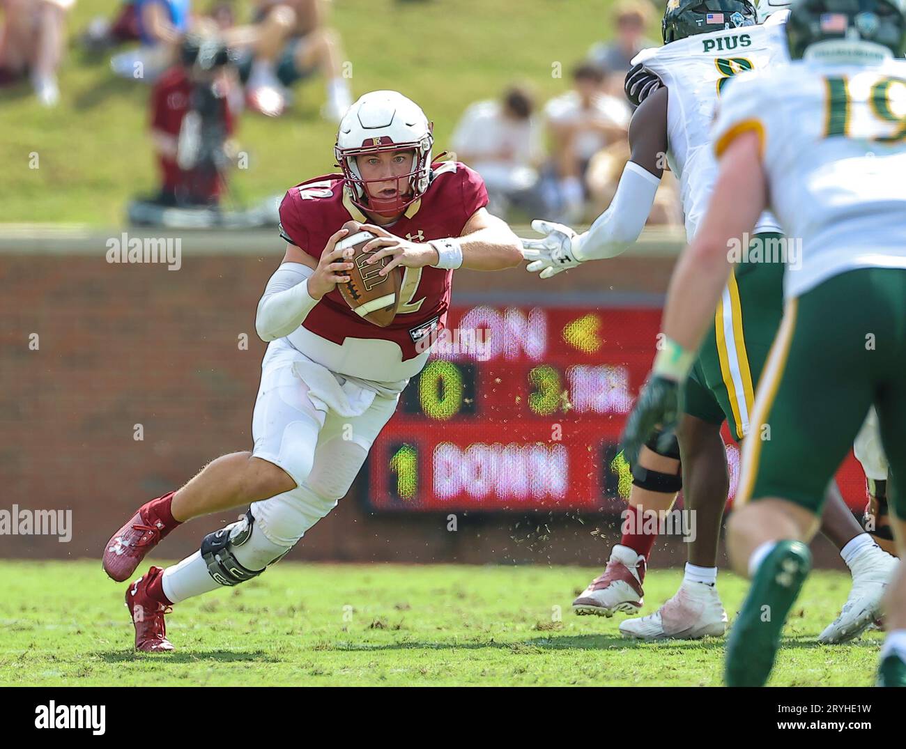 30 septembre 2023 : Matthew Downing (12), senior à l'Université Elon, court vers la fin, abasant William et Mary. Match de football NCAA entre l'Université William Mary et l'Université Elon, au Rhodes Stadium, Elon, Caroline du Nord. David Beach/CSM (image de crédit : © David Beach/Cal Sport Media) Banque D'Images