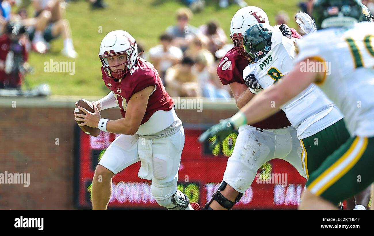 30 septembre 2023 : Matthew Downing (12), senior à l'Université Elon, court vers la fin, abasant William et Mary. Match de football NCAA entre l'Université William Mary et l'Université Elon, au Rhodes Stadium, Elon, Caroline du Nord. David Beach/CSM Banque D'Images