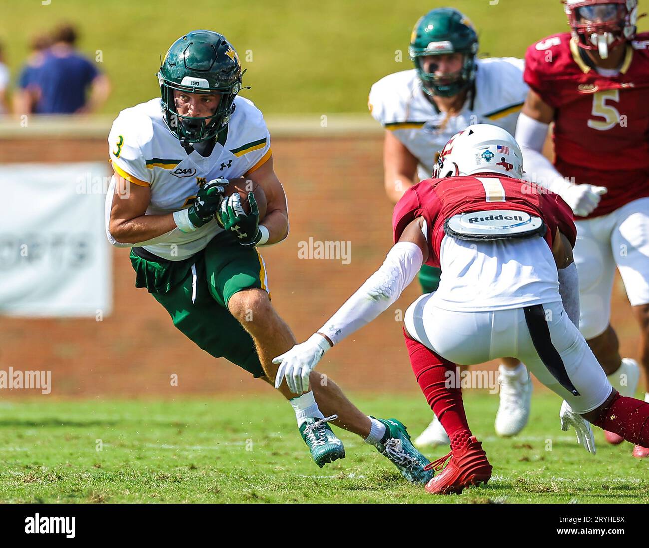 30 septembre 2023 : JT Mayo (3), junior de William & Mary University, court le ballon contre Elon University. Match de football NCAA entre l'Université William Mary et l'Université Elon, au Rhodes Stadium, Elon, Caroline du Nord. David Beach/CSM Banque D'Images