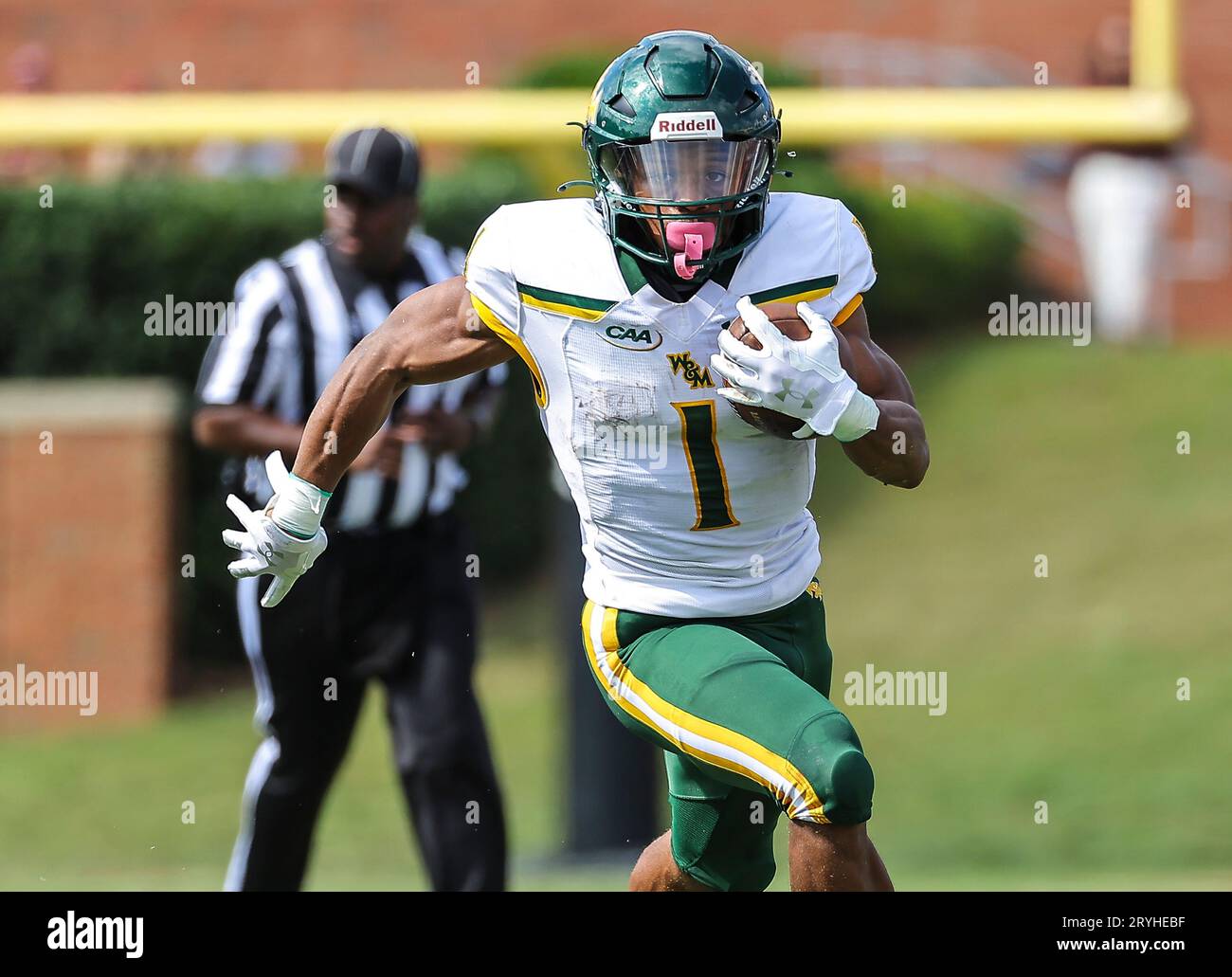 30 septembre 2023 : Malachi Imoh (1), junior de William & Mary University, court le ballon contre Elon University. Match de football NCAA entre l'Université William Mary et l'Université Elon, au Rhodes Stadium, Elon, Caroline du Nord. David Beach/CSM Banque D'Images