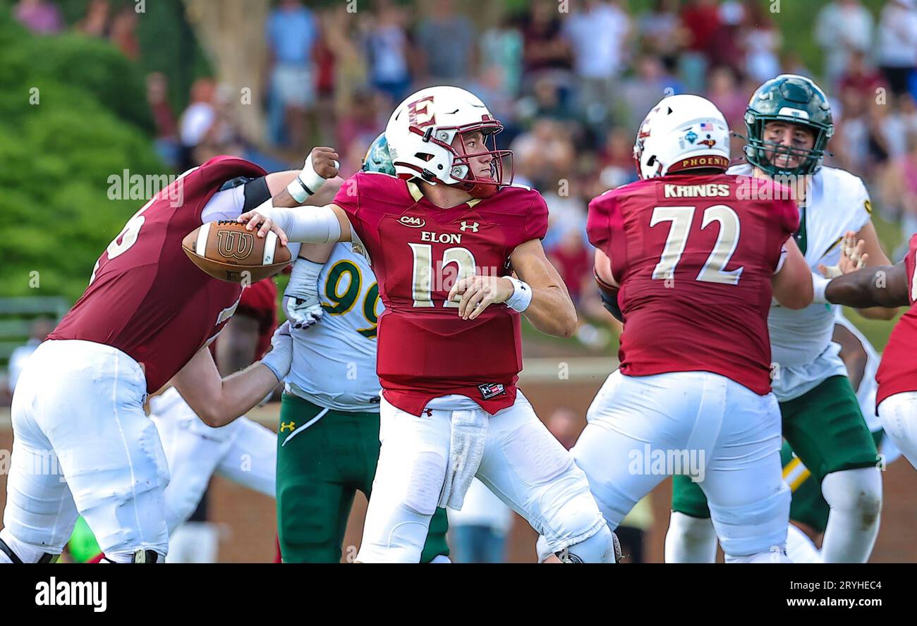 30 septembre 2023 : Matthew Downing (12), senior de l'Université Elon, passe le ballon contre William et Mary. Match de football NCAA entre l'Université William Mary et l'Université Elon, au Rhodes Stadium, Elon, Caroline du Nord. David Beach/CSM (image de crédit : © David Beach/Cal Sport Media) Banque D'Images