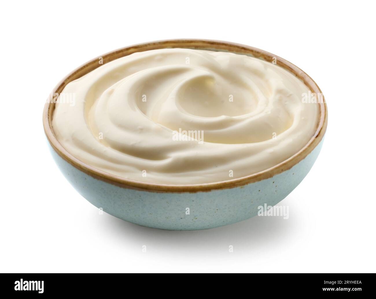 bol de sauce au yaourt trempée à la crème sure isolé sur fond blanc Banque D'Images