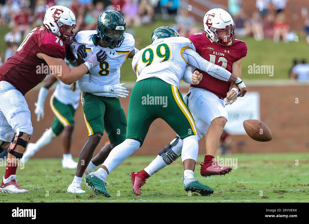 30 septembre 2023 : William & Mary University Sr Nate Lynn (99) frappe le quarterback de l'Université Elon Matthew Downing (12) causant un fumble. Match de football NCAA entre l'Université William Mary et l'Université Elon, au Rhodes Stadium, Elon, Caroline du Nord. David Beach/CSM Banque D'Images