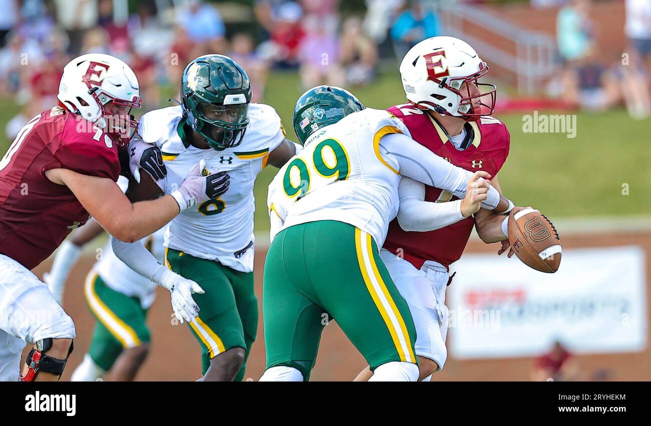 30 septembre 2023 : William & Mary University Sr Nate Lynn (99) frappe le quarterback de l'Université Elon Matthew Downing (12) causant un fumble. Match de football NCAA entre l'Université William Mary et l'Université Elon, au Rhodes Stadium, Elon, Caroline du Nord. David Beach/CSM Banque D'Images