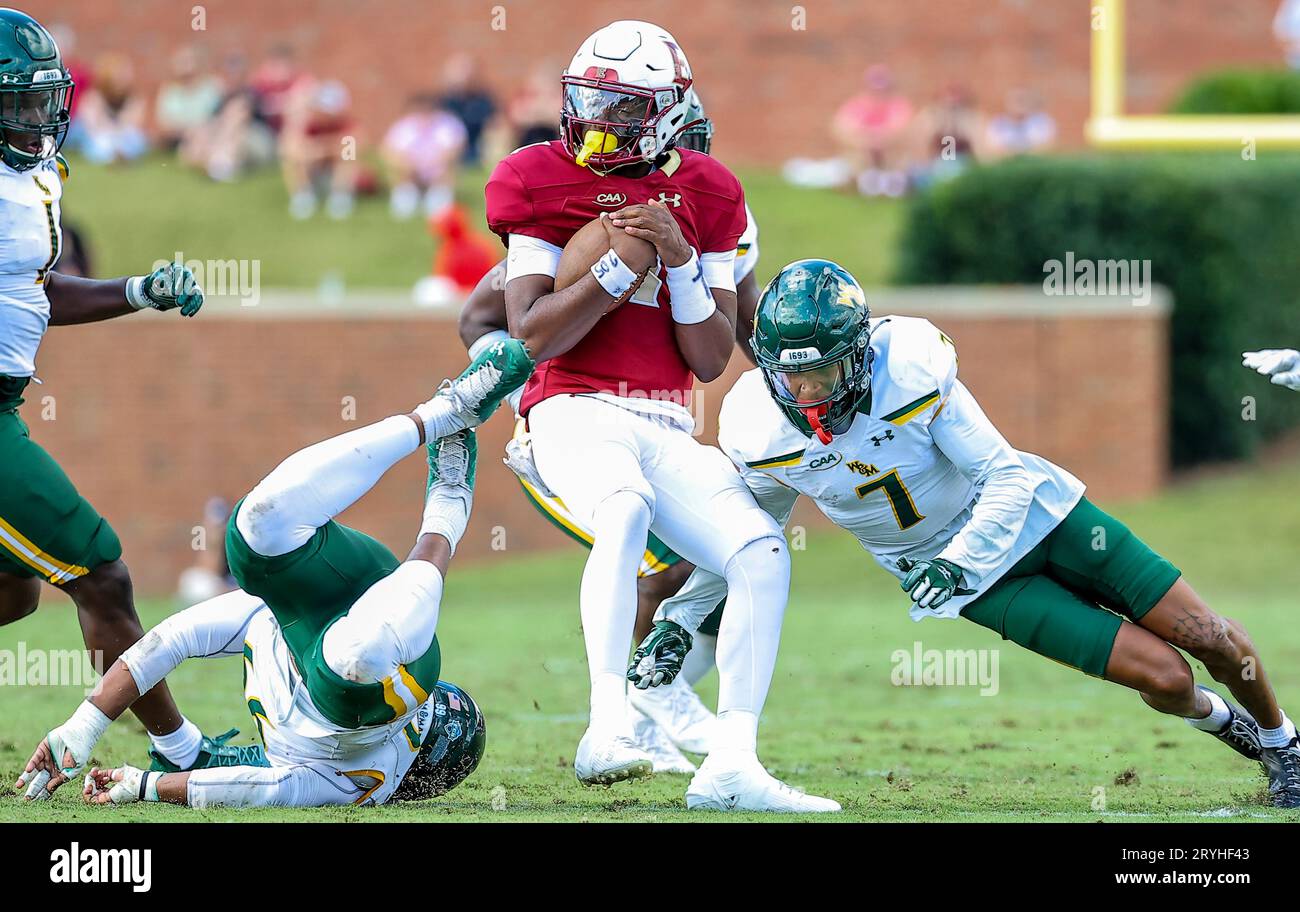 30 septembre 2023 : Marcus Barnes (7), Senior de l'Université William & Mary, s'attaque à William Lankford (7), étudiant en première année de l'Université Elon. Match de football NCAA entre l'Université William Mary et l'Université Elon, au Rhodes Stadium, Elon, Caroline du Nord. David Beach/CSM Banque D'Images