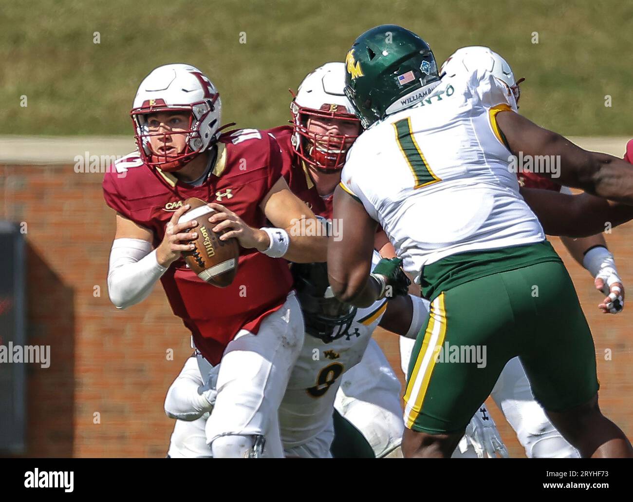 30 septembre 2023 : William & Mary University Jr Hollis Mathis (12) cherche un récepteur ouvert. Match de football NCAA entre l'Université William Mary et l'Université Elon, au Rhodes Stadium, Elon, Caroline du Nord. David Beach/CSM Banque D'Images