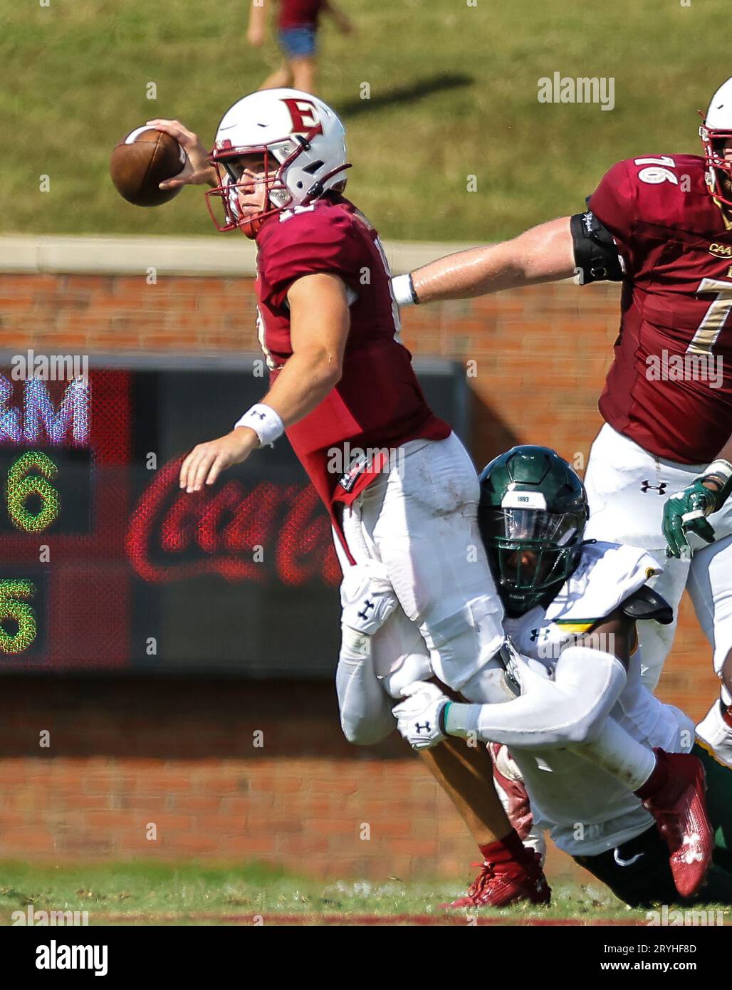30 septembre 2023 : Matthew Downing (12 ans), senior de l'Université Elon, est attaqué par William et Mary Defender. Match de football NCAA entre l'Université William Mary et l'Université Elon, au Rhodes Stadium, Elon, Caroline du Nord. David Beach/CSM (image de crédit : © David Beach/Cal Sport Media) Banque D'Images